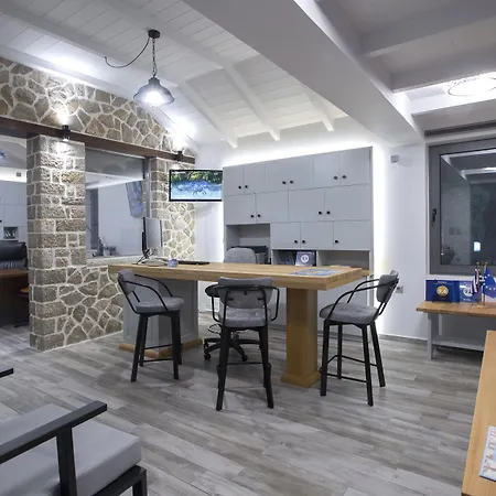 Elia מלון דירות 4*